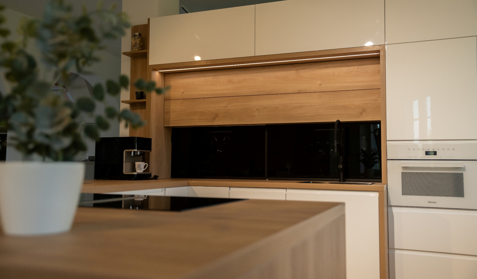"U" alakú, magasfényű festett, fogantyú profilos, modern konyha