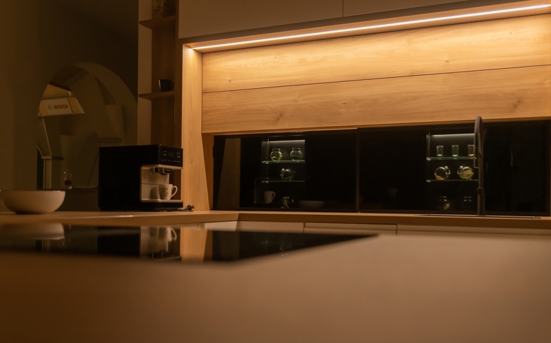 A meleg tónusú LED világítás sötétben is elegendő fényt biztosít a konyhai munkavégzéshez