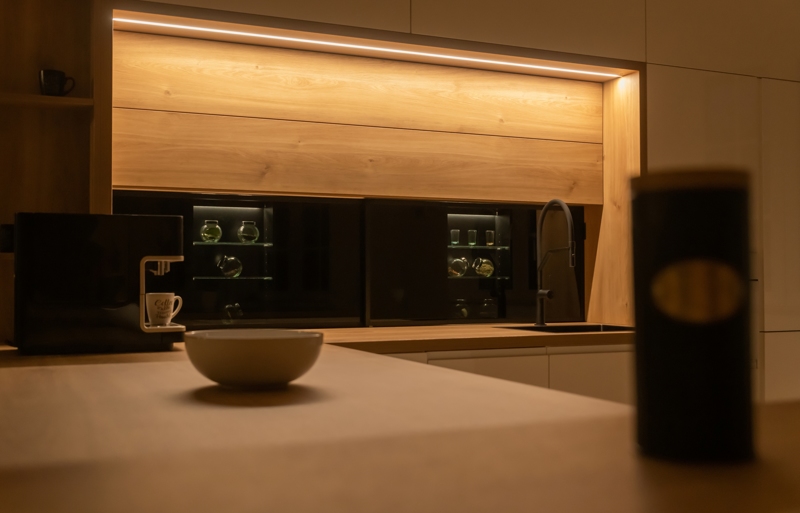 A meleg tónusú LED világítás sötétben is elegendő fényt biztosít a konyhai munkavégzéshez