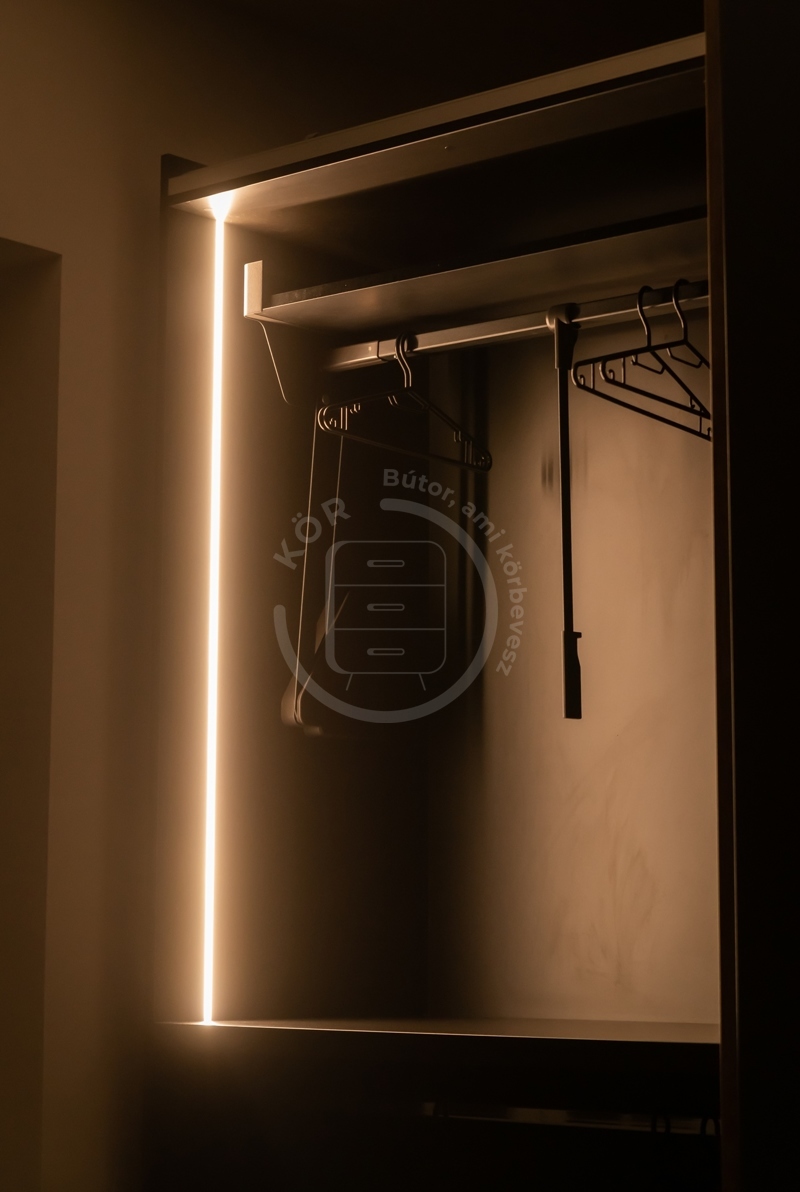 A világítás igazán fontos elem egy gardróbnál, az ajtó eltolására kapcsolódik fel és le